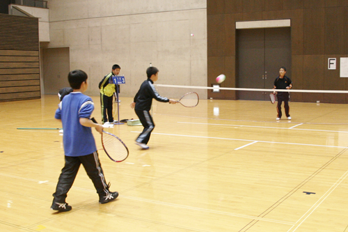 小学生も上手に試合していました