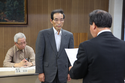 諮問を受け取る田村会長