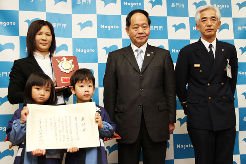 報告に訪れた東深川保育園幼年消防クラブの園児ら