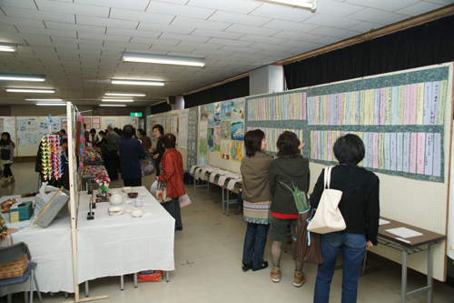 たくさんの作品が展示される