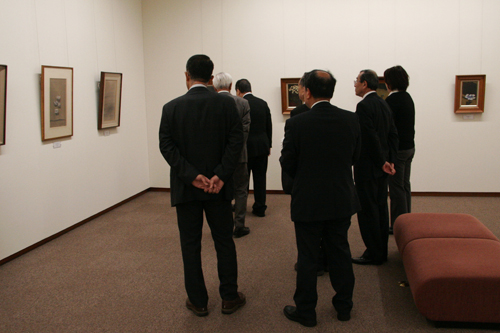 企画展「ふるさと賛歌」の作品鑑賞