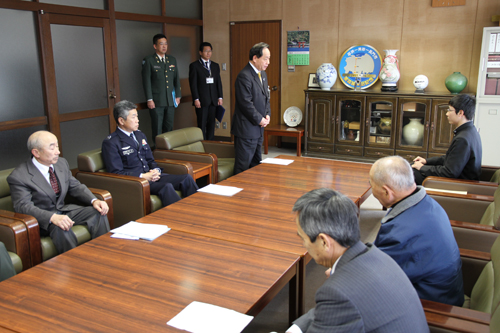 激励の言葉を述べる大西市長