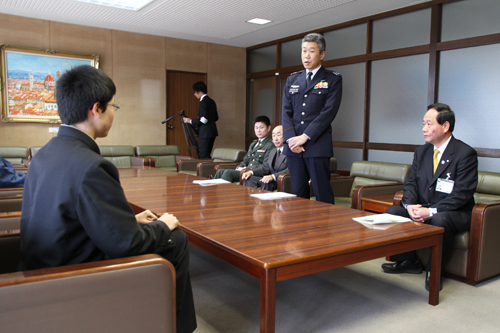 大野さんを激励する西村本部長