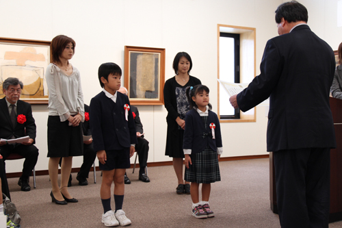 長門市長賞を受賞した森分ちとせさんと内村龍くん