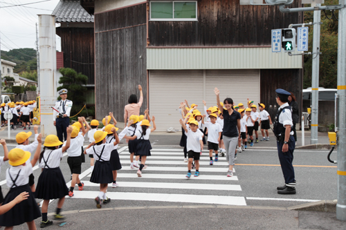 横断歩道を渡る児童