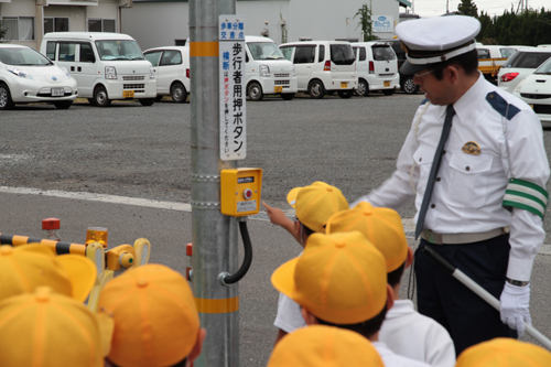 警察官に指導を受ける児童