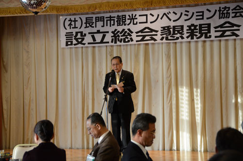 あいさつをする南野市長