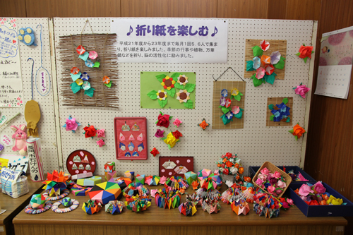 折り紙を使った作品の展示
