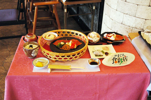 地元の食材を使った「つぼみ膳」