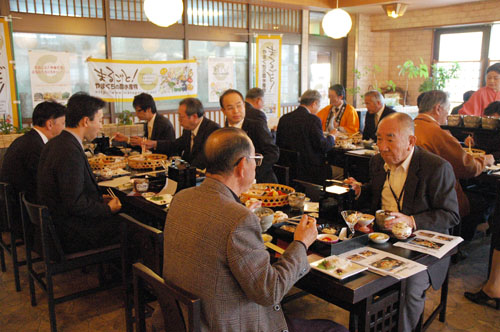 出席者全員で「つぼみ膳」を試食