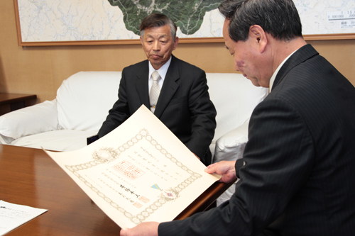 大西市長に披露