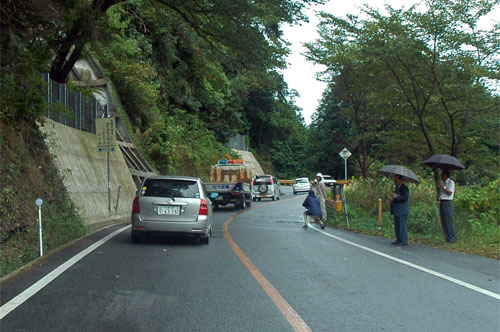 南野市長ら関係者が見守る中、通行する車両