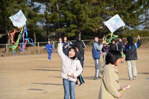 楽しそうに凧上げをする子どもたち