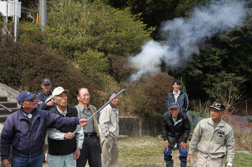 大きな音を立ててロケット花火を飛ばす