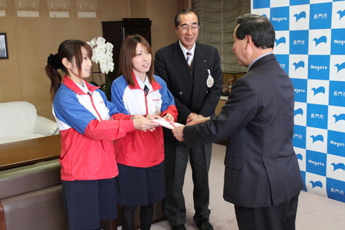 ヤクルトレディから市長へ寄附金が手渡されました
