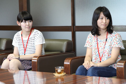 ともに立教大学に通う檜垣佑美子さん（左）と高橋佳乃子さん（右）