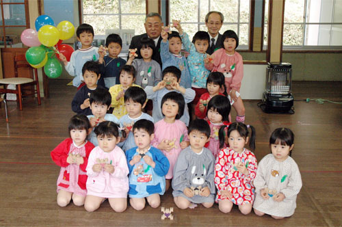 木のおもちゃを持って記念撮影