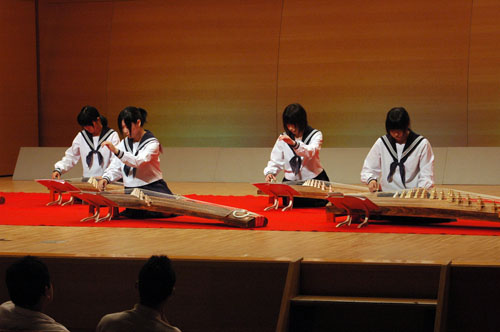 大津高校の琴の演奏