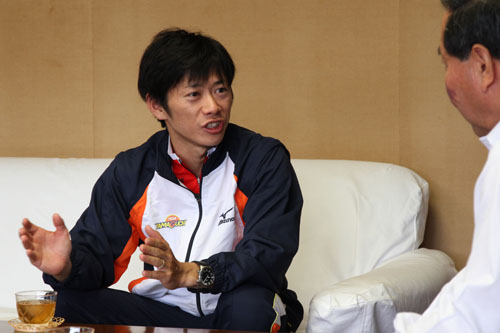 レース展開を話す白石選手