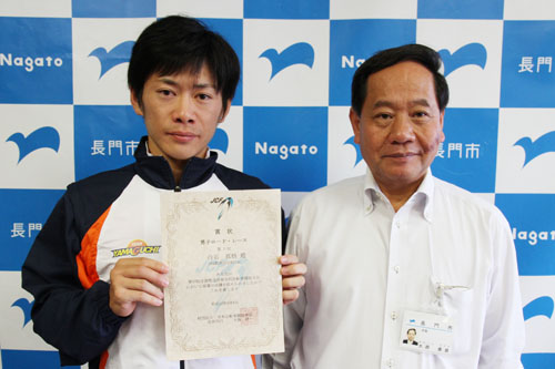 賞状を手に記念撮影