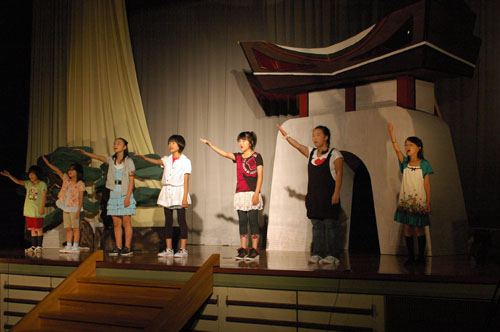 劇団未来のテーマを歌う子どもたち