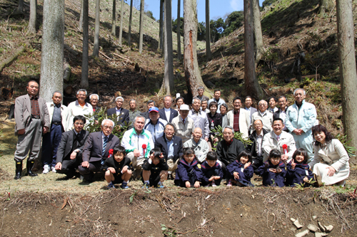 記念植樹した参加者