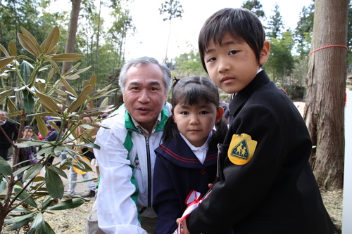 しゃくなげを植えた村田副市長と児童