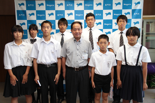 前列左から中谷さん、岡村さん、大西市長、坂井くん、木原さん　後列左から中原さん、山田さん、山根さん、長さん