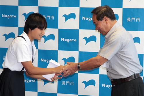 各選手に市長から激励費が手渡された