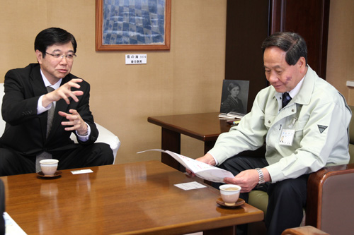 説明を聞く大西市長。急速充電スポットは県内で２５カ所