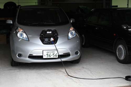 車庫で充電。普通充電で８時間。急速充電で約３０分。