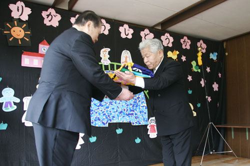 諏山館長から市長へ館旗返納