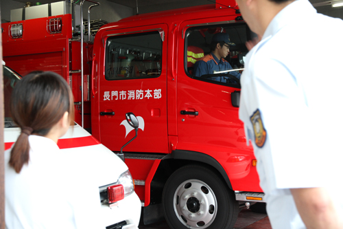 消防車の始業点検に立ち会う