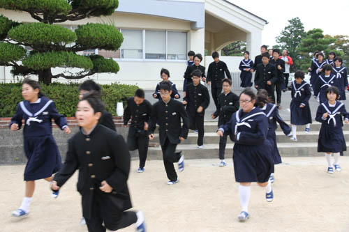 ゆれが収まってからグラウンドに避難