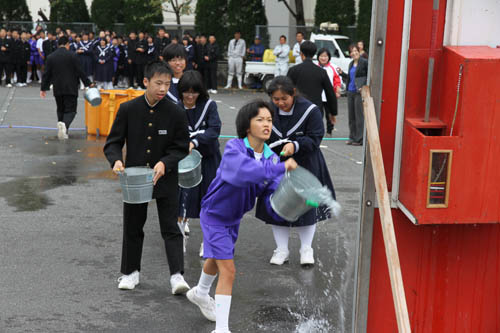 バケツ消火リレーは中学生が競争