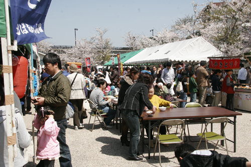 多くの人でにぎわう会場