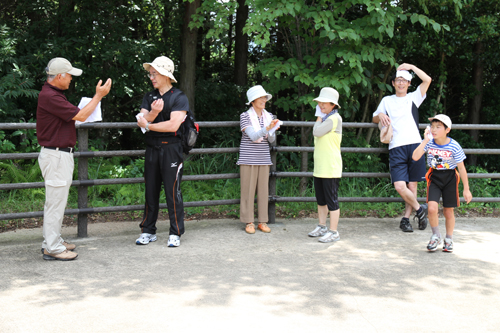 頂上で一休み。冷たいおしぼりでリフレッシュ