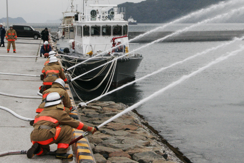 海水を一斉放水する消防職員