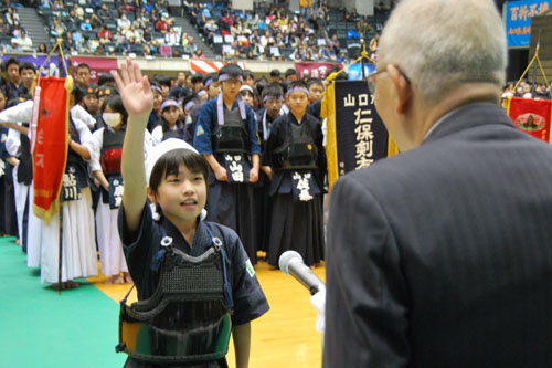 選手宣誓をする長門市剣道連盟少年部の山口桃果さん