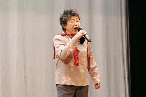 歌謡会のカラオケ発表