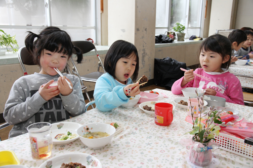 給食を食べる園児たち