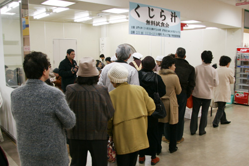 鯨汁は大人気で長い行列ができました