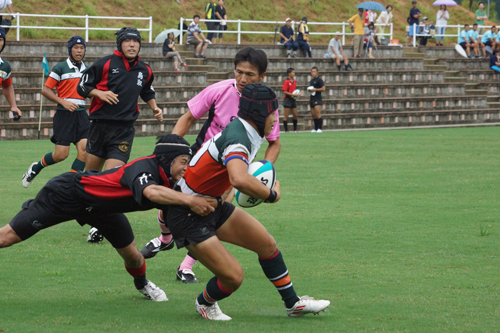 激しいタックルを受けながら進む