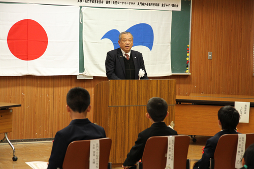 あいさつする江原教育長