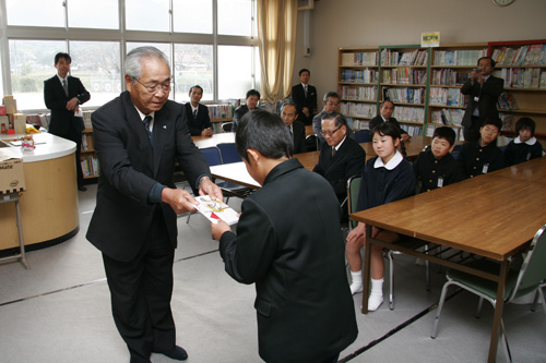 浅田小学校での贈呈式の様子