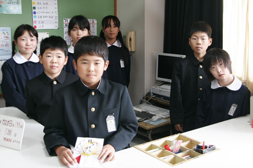 「いただいたパソコンは有意義に使います」と児童たち