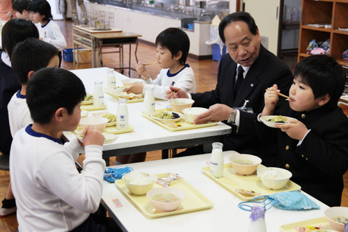 大西市長と一緒にくじら肉を味わう