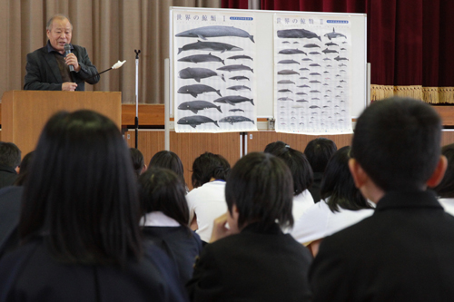 児童にわかりやすく話す早川館長