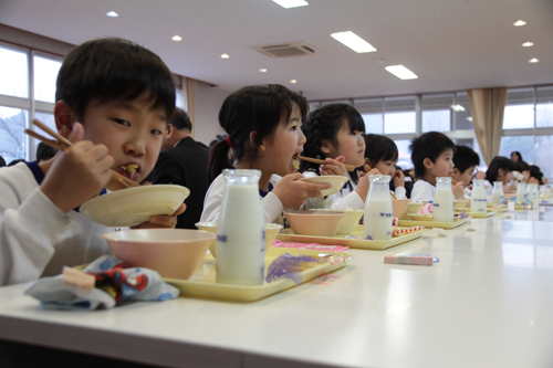 給食を頬張る児童