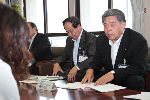 記者会見で応対する代表社員職務執行者の磯部則行副市長